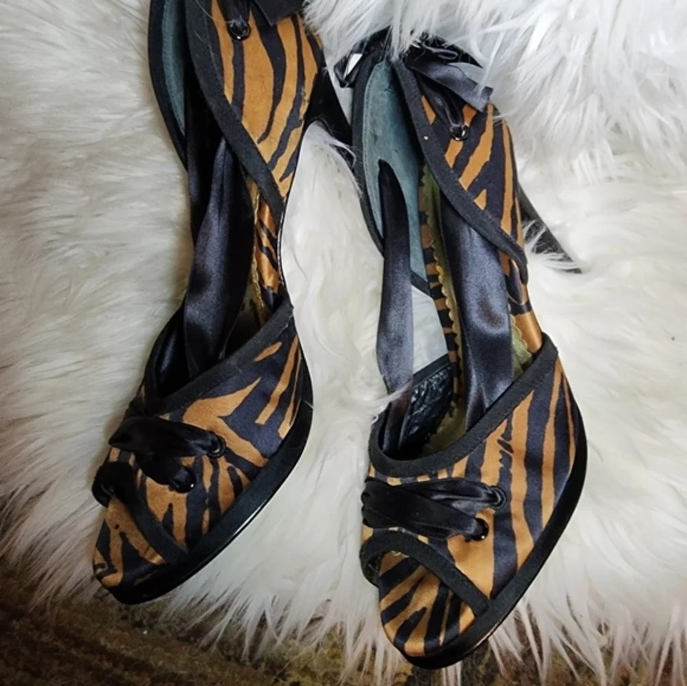 Beverly Feldman Tigress pumps 9.5 NWOB - Picture 6 of 9